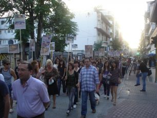 Πλήθος κόσμου στην πορεία διαμαρτυρίας για τις φόλες στην Καρδίτσα (βίντεο)